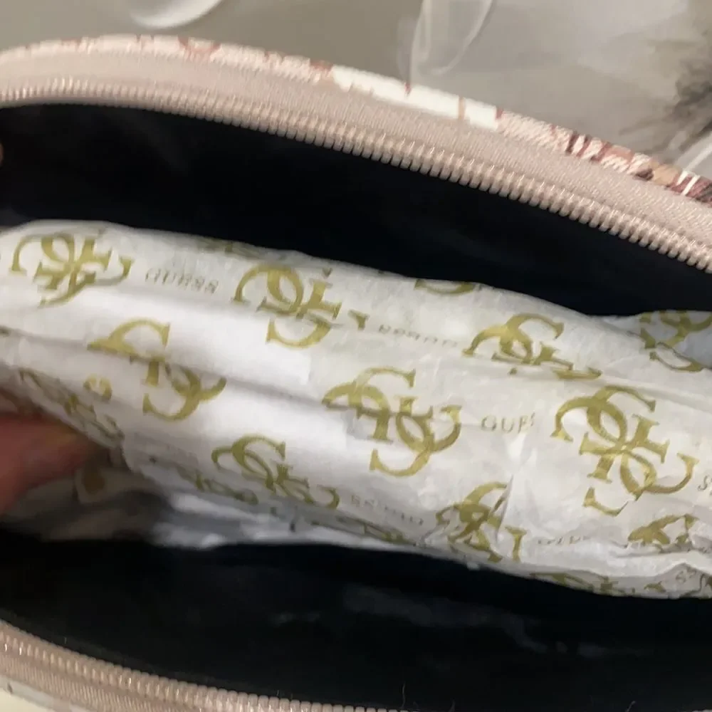 𝅺GUESS Cosmetic Bag